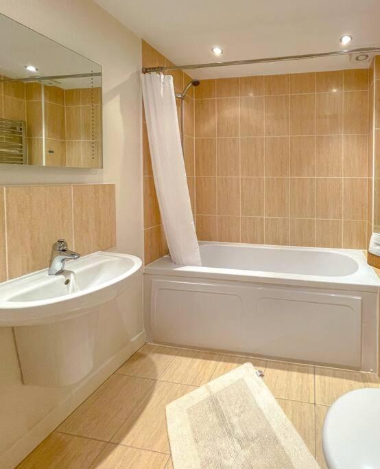 Soho Beach Apartment With Fabulous Sea View And 2 Minutes To The Beach With Free Parking And Netflix ボーンマス エクステリア 写真
