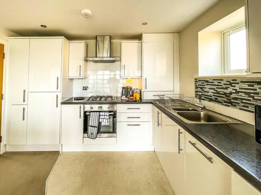 Soho Beach Apartment With Fabulous Sea View And 2 Minutes To The Beach With Free Parking And Netflix ボーンマス エクステリア 写真