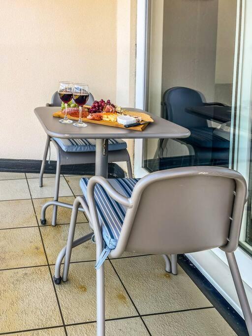 Soho Beach Apartment With Fabulous Sea View And 2 Minutes To The Beach With Free Parking And Netflix ボーンマス エクステリア 写真