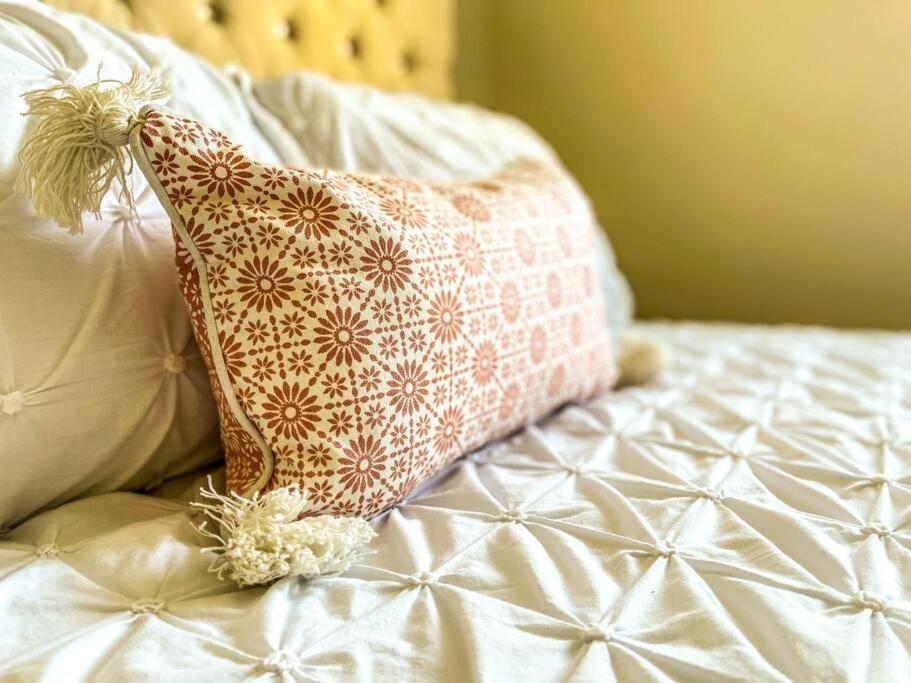 Soho Beach Apartment With Fabulous Sea View And 2 Minutes To The Beach With Free Parking And Netflix ボーンマス エクステリア 写真