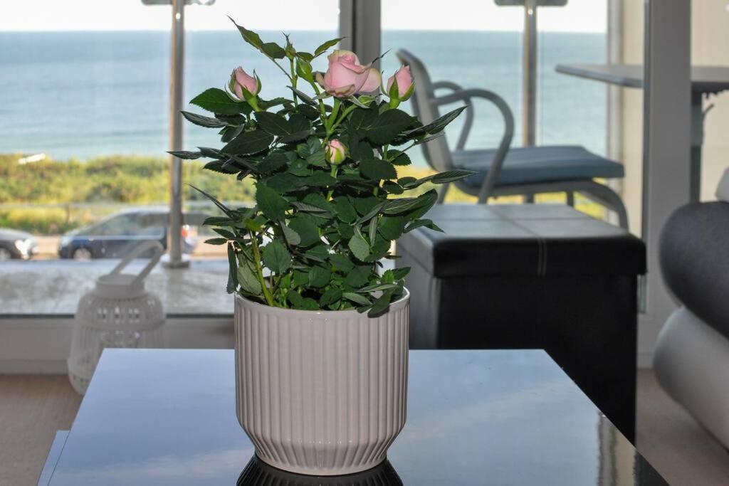 Soho Beach Apartment With Fabulous Sea View And 2 Minutes To The Beach With Free Parking And Netflix ボーンマス エクステリア 写真