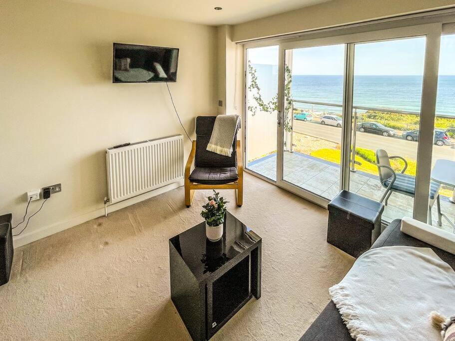 Soho Beach Apartment With Fabulous Sea View And 2 Minutes To The Beach With Free Parking And Netflix ボーンマス エクステリア 写真