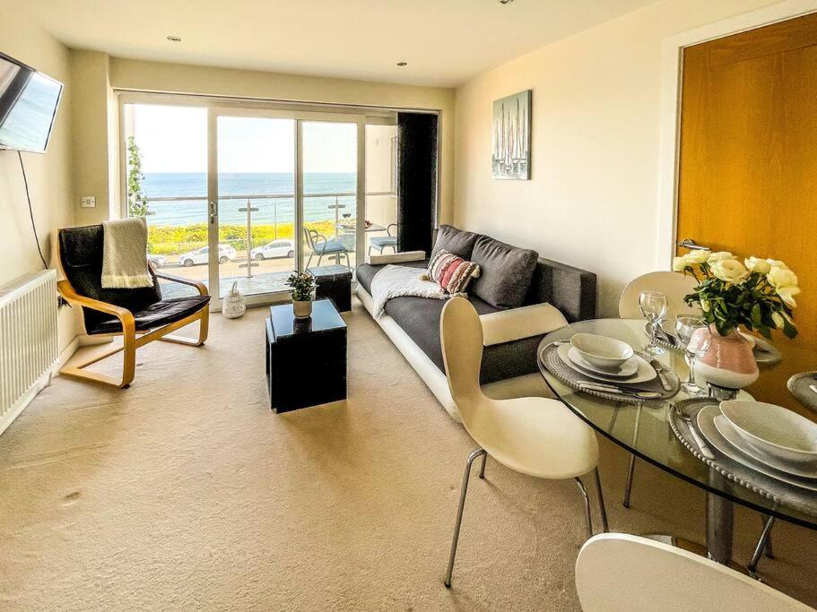 Soho Beach Apartment With Fabulous Sea View And 2 Minutes To The Beach With Free Parking And Netflix ボーンマス エクステリア 写真